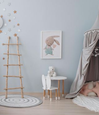 A cozy nursery featuring bear and rabbit decor, wooden ladder, and star decorations for a dreamy setting.